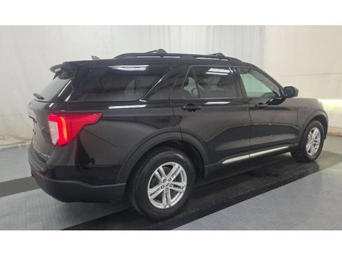 Used 2022 Ford Explorer XLT w/ Class IV Trailer Tow Package AWD/4WD image 3