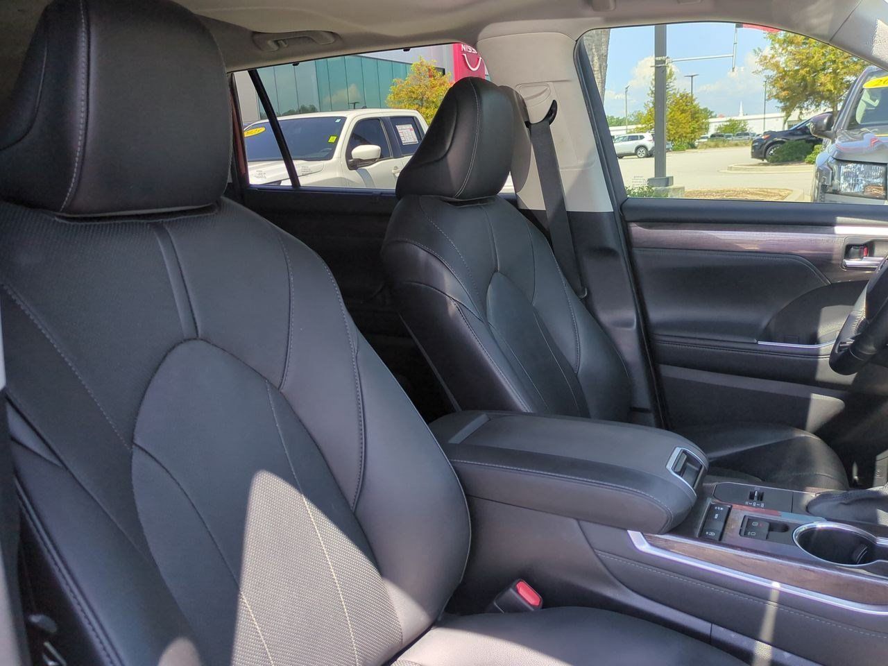 Used 2021 Toyota Highlander Limited FWD image 44