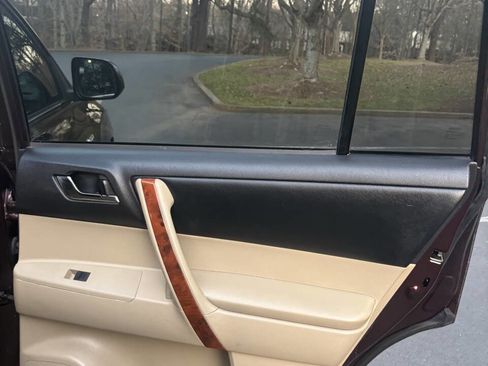 Used 2012 Toyota Highlander Limited w/ Tow Pkg image 36