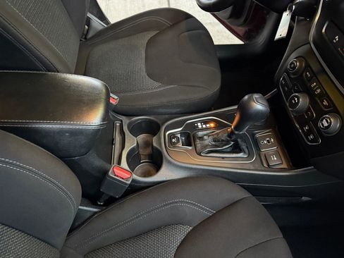 Used 2020 Jeep Cherokee Latitude w/ Cold Weather Group AWD/4WD image 22