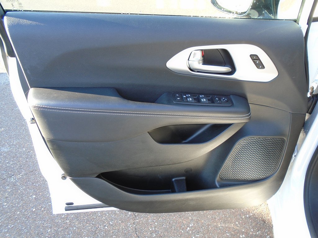 Certified 2026 Chrysler Pacifica Limited w/ S Appearance Package FWD image 6