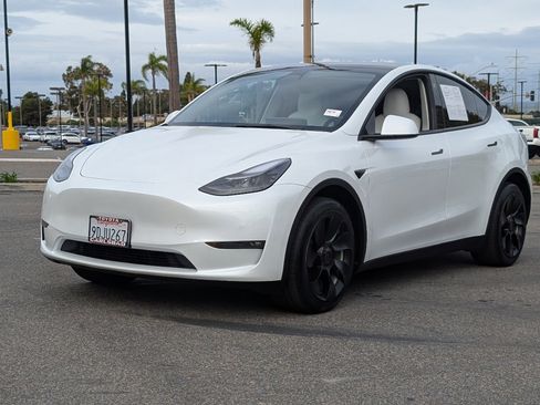 Used 2022 Tesla Model Y Long Range image 11