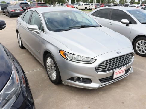 Used 2016 Ford Fusion SE w/ Equipment Group 502A image 2