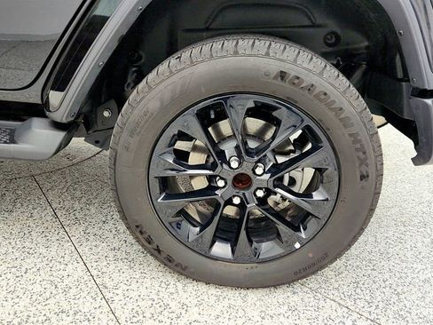 Used 2025 Jeep Wrangler Sahara image 9