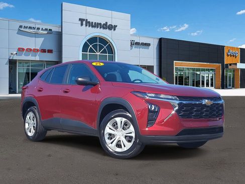Used 2025 Chevrolet Trax LS FWD image 1