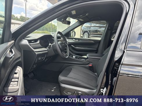 Used 2025 Jeep Grand Cherokee Laredo RWD image 10