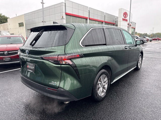 Used 2024 Toyota Sienna XLE AWD/4WD image 11