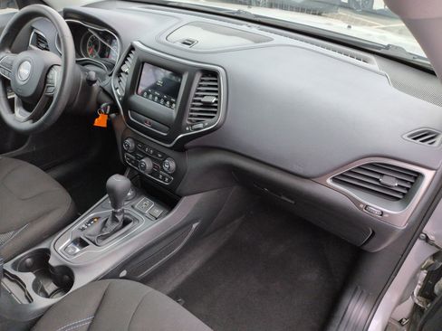 Used 2019 Jeep Cherokee Latitude w/ Popular Appearance Group image 32