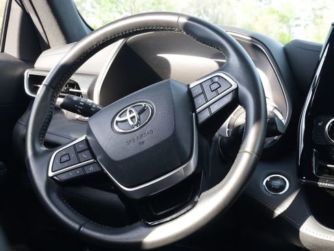 Used 2023 Toyota Highlander XSE AWD/4WD image 6