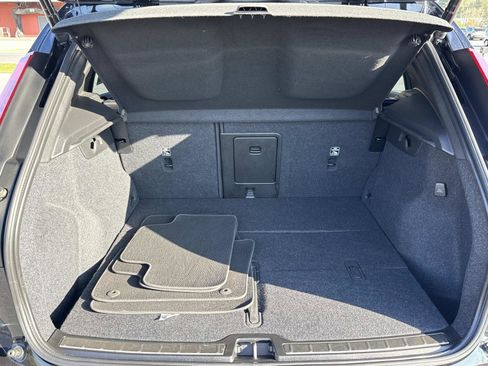 Used 2024 Volvo XC40 B5 Plus image 22