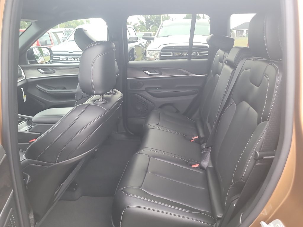 New 2027 Jeep Grand Cherokee Limited AWD/4WD image 14
