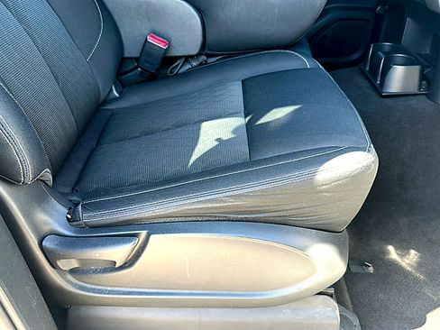 Used 2019 Nissan Titan SV image 25