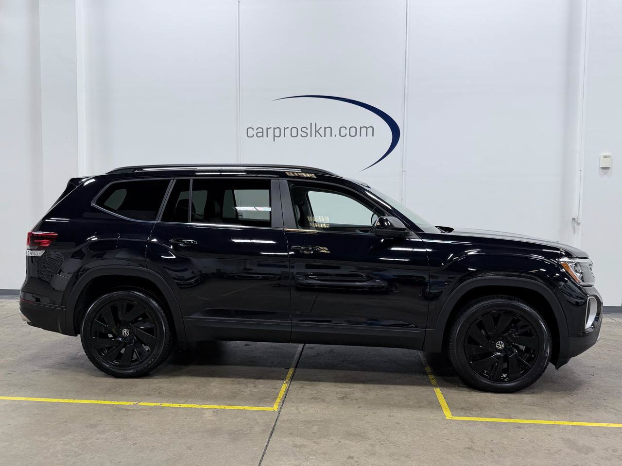 Used 2024 Volkswagen Atlas SE w/ Black Wheel Package AWD/4WD image 8