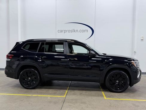 Used 2024 Volkswagen Atlas SE w/ Black Wheel Package AWD/4WD image 8