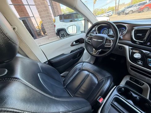 Used 2017 Chrysler Pacifica Touring-L w/ Tire & Wheel Group FWD image 48