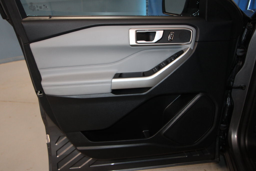 Used 2023 Ford Explorer XLT w/ Equipment Group 202A AWD/4WD image 5