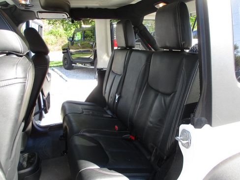 Used 2016 Jeep Wrangler Unlimited Rubicon w/ Max Tow Package AWD/4WD image 27