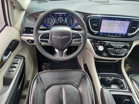 Used 2024 Chrysler Pacifica Limited FWD image 7