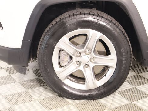 Used 2024 Jeep Compass Latitude w/ Convenience Group AWD/4WD image 16
