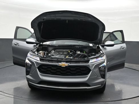 Used 2025 Chevrolet Trax LT FWD image 38