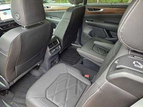 Used 2025 Volkswagen Atlas SE image 24