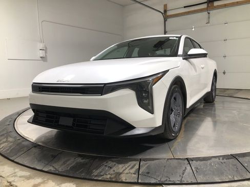 New 2025 Kia K4 LX image 3