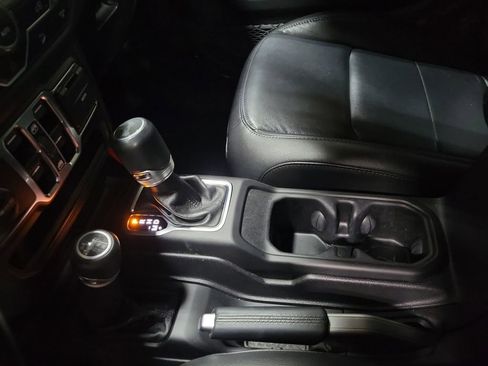 Used 2020 Jeep Wrangler Unlimited Sahara image 20