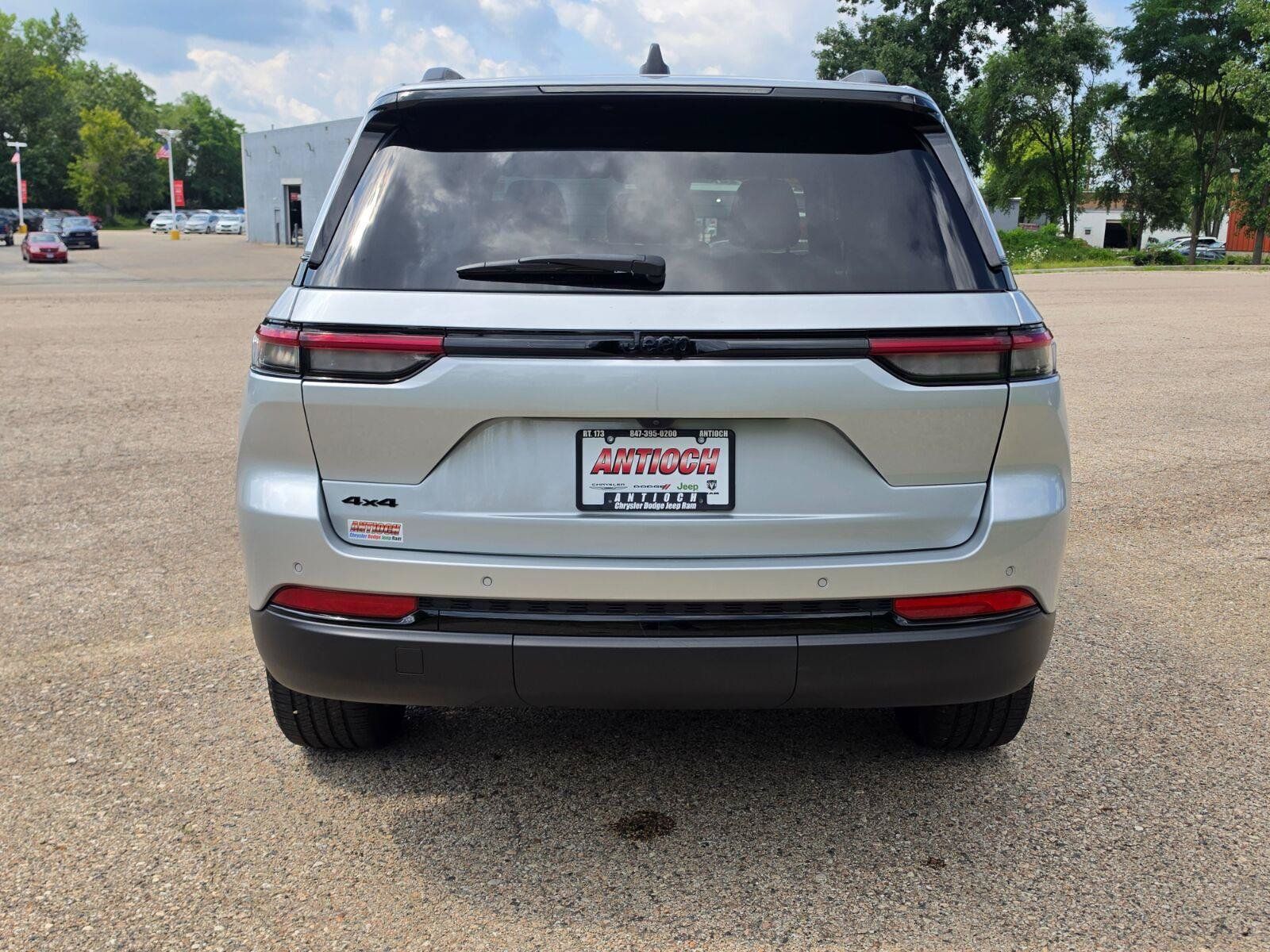 Used 2023 Jeep Grand Cherokee Altitude AWD/4WD image 10