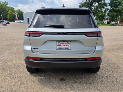 Used 2023 Jeep Grand Cherokee Altitude AWD/4WD image 10