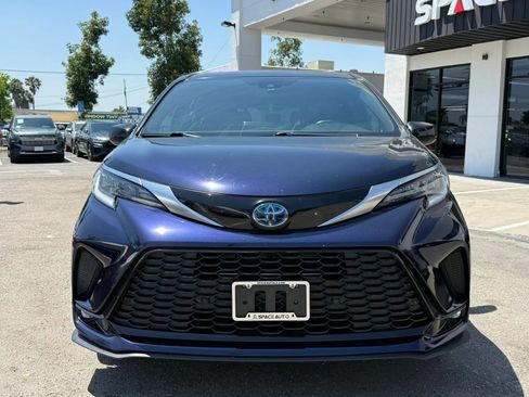 Used 2021 Toyota Sienna XSE FWD image 2