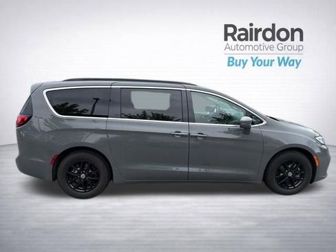 Used 2022 Chrysler Pacifica Touring-L FWD image 8