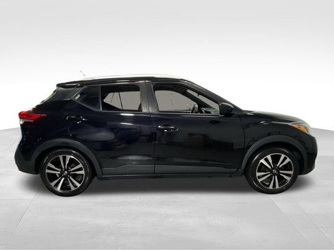 Used 2019 Nissan Kicks FWD image 10