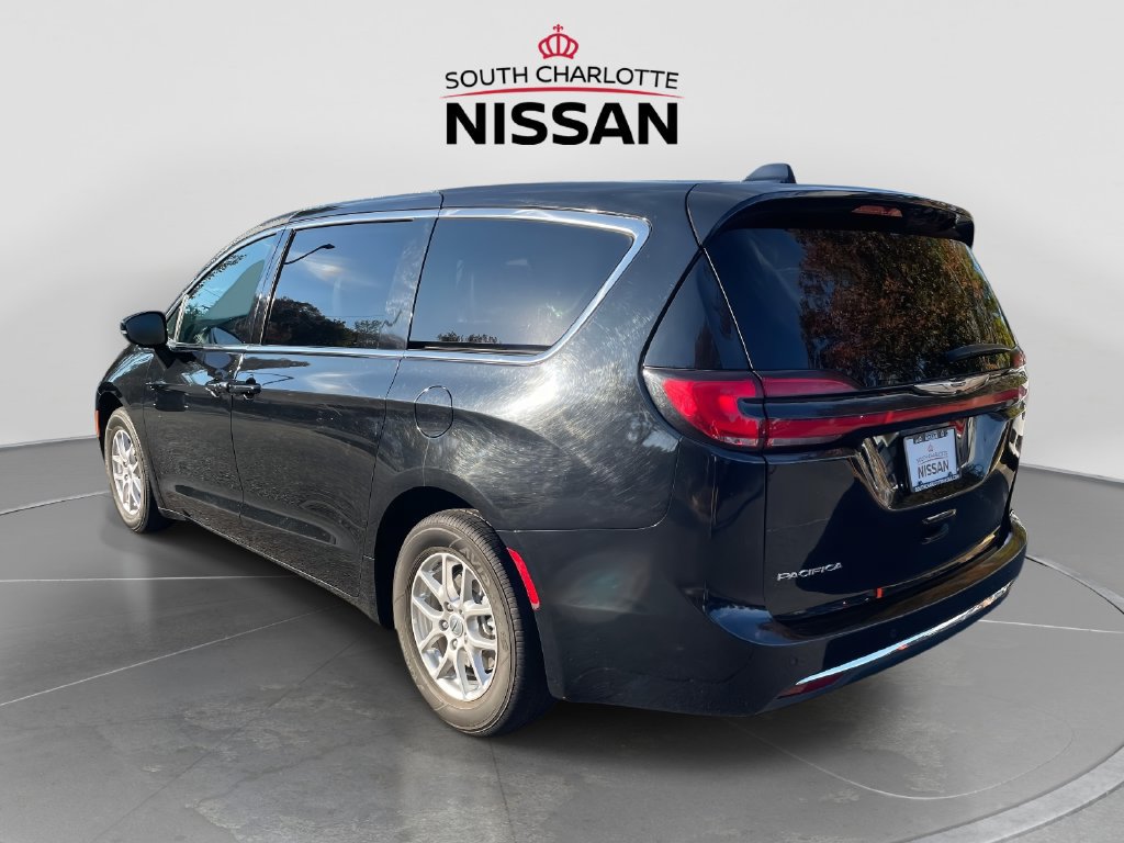 Used 2025 Chrysler Pacifica Select FWD image 4