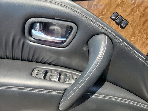 Used 2016 INFINITI QX80 Luxe w/ 22" Wheel Package image 8