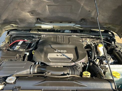 Used 2015 Jeep Wrangler Unlimited Sahara AWD/4WD image 9