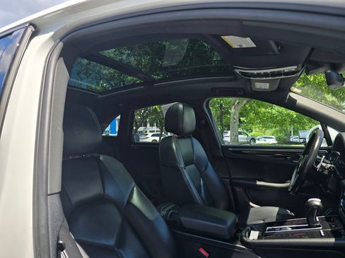 Used 2023 Porsche Macan AWD/4WD image 13