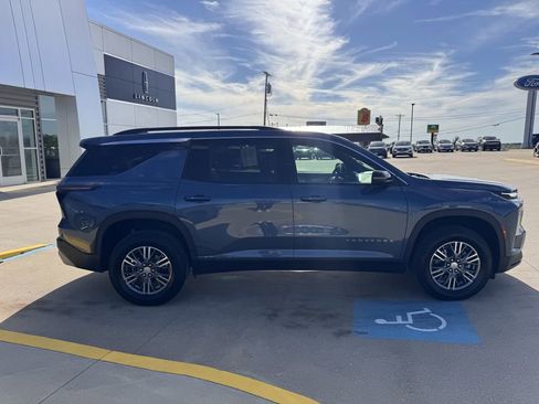 Used 2025 Chevrolet Traverse LT image 3