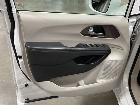 Used 2018 Chrysler Pacifica Touring-L Plus w/ Advanced Safetytec Group FWD image 15