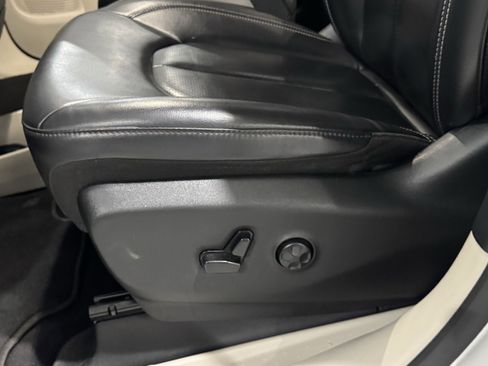 Used 2023 Chrysler Pacifica Touring-L image 28