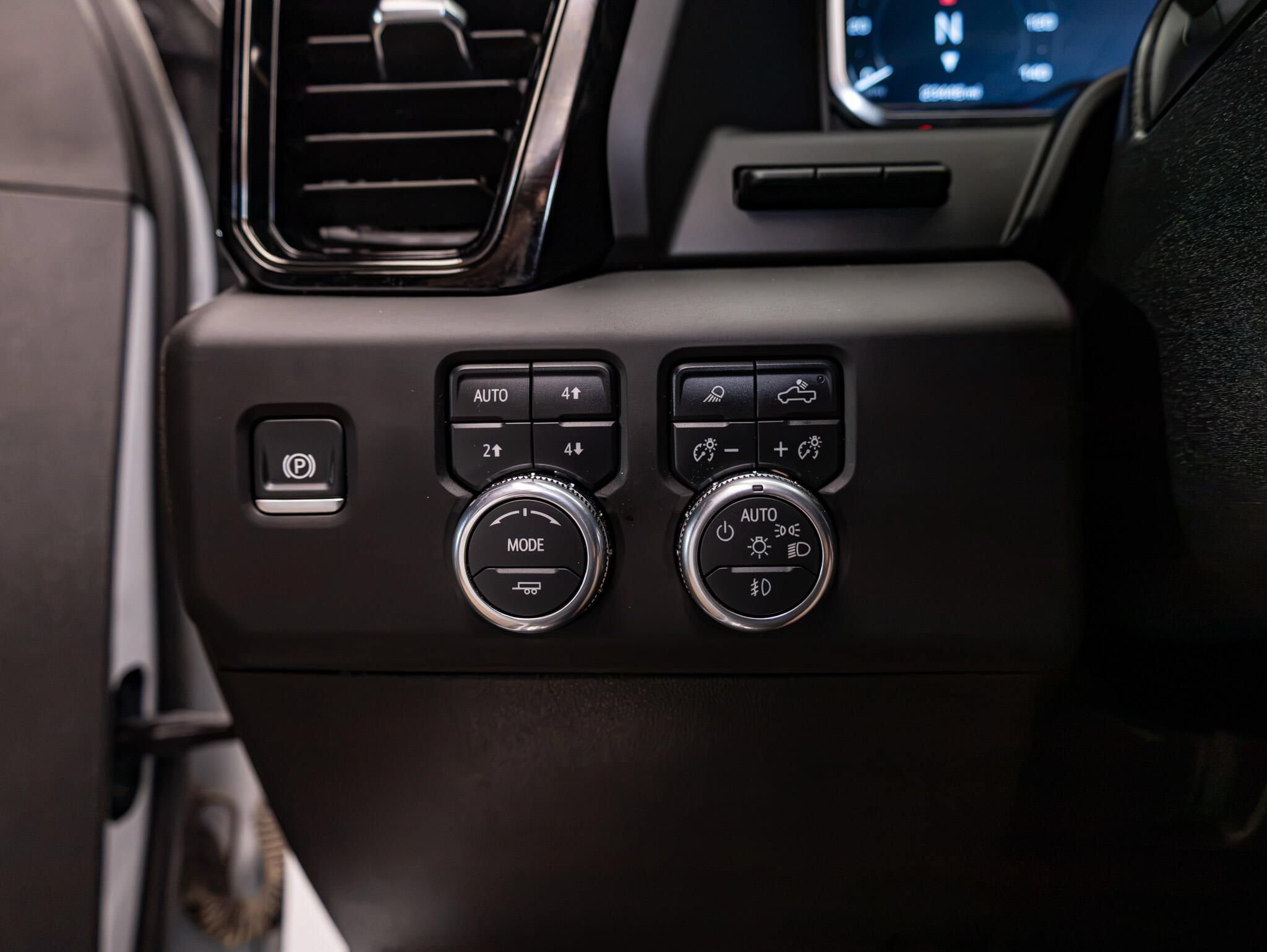 Used 2025 GMC Sierra 3500 AT4 w/ Technology Package AWD/4WD image 22
