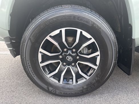 Used 2022 Toyota Tacoma TRD Off-Road image 11