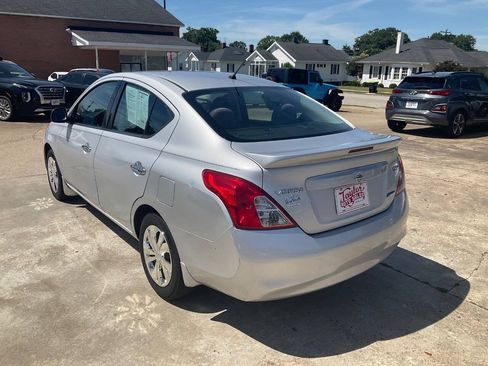 Used 2014 Nissan Versa SV FWD image 5