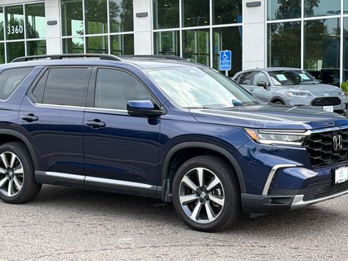 Certified 2025 Honda Pilot Touring image 1