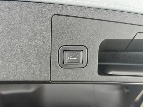 Used 2025 Cadillac XT4 Premium Luxury FWD image 4
