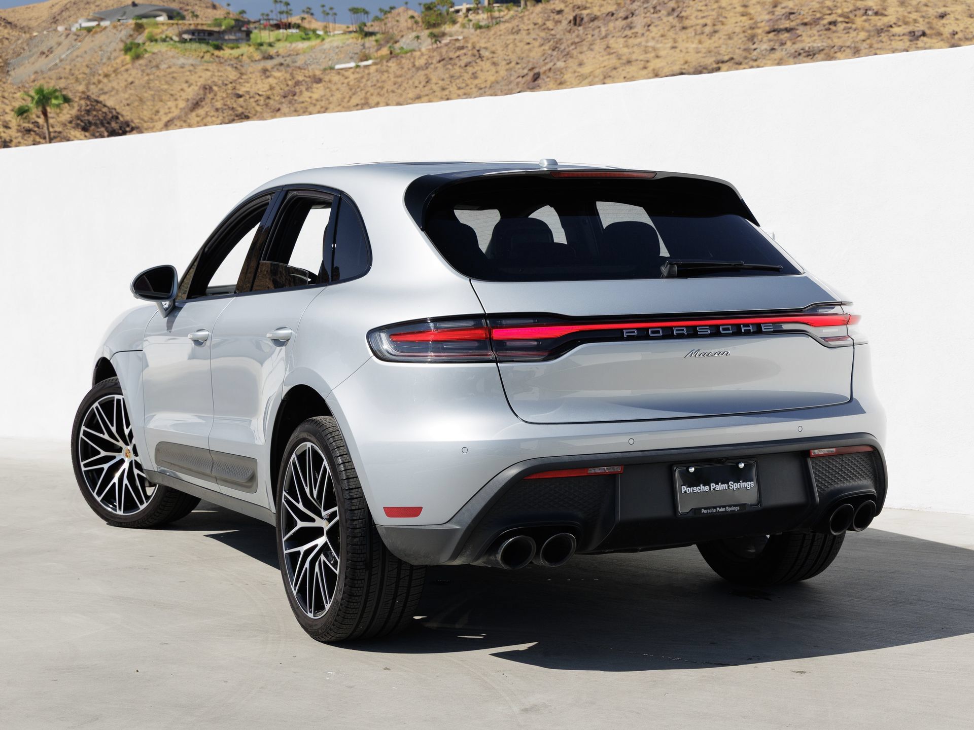 Certified 2023 Porsche Macan AWD/4WD image 3