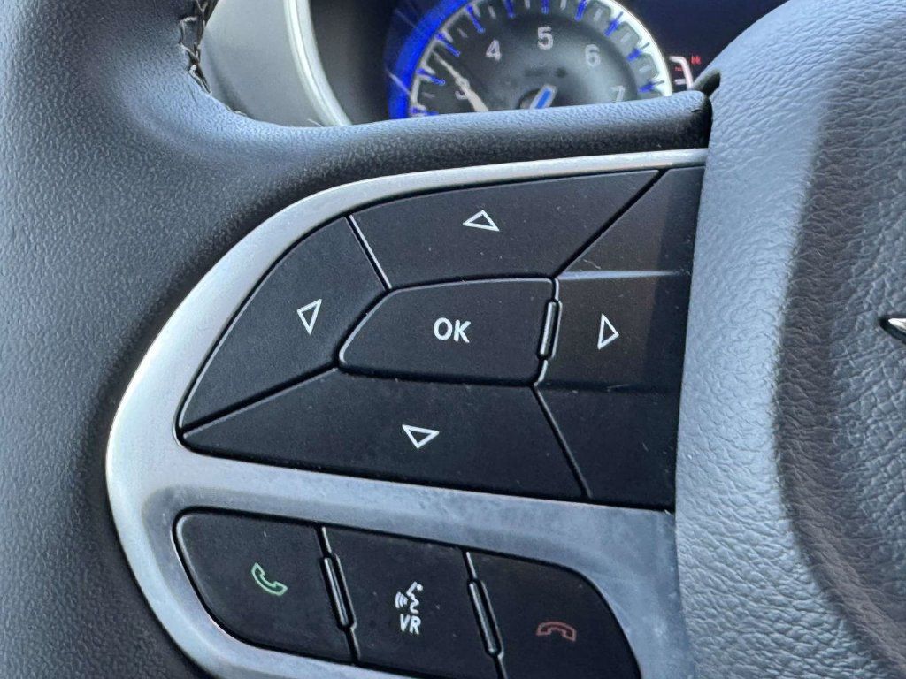 Used 2023 Chrysler Pacifica Touring-L FWD image 23