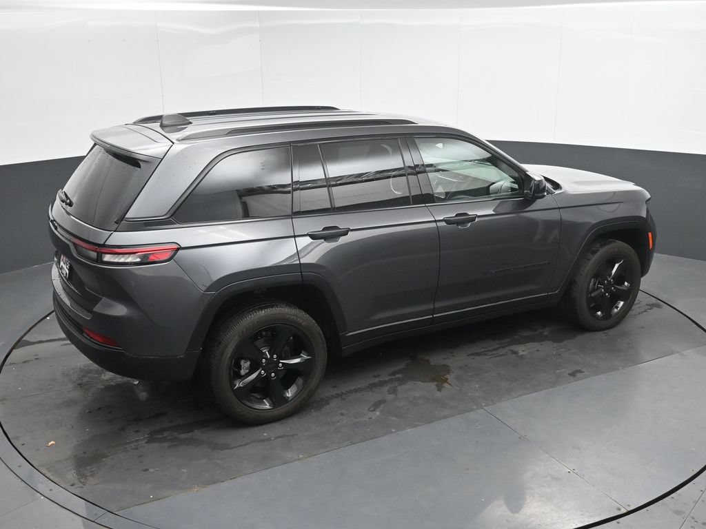 Used 2025 Jeep Grand Cherokee Altitude AWD/4WD image 32