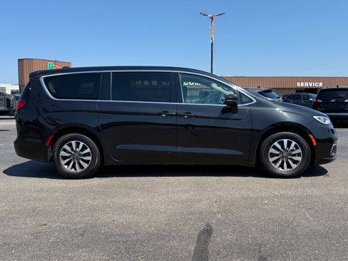 Used 2023 Chrysler Pacifica Touring-L FWD image 9