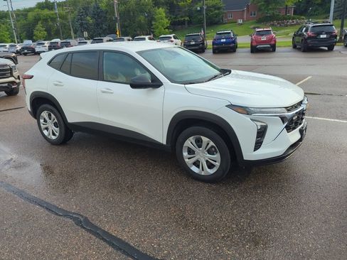 Used 2025 Chevrolet Trax LS w/ Driver Confidence Package FWD image 3