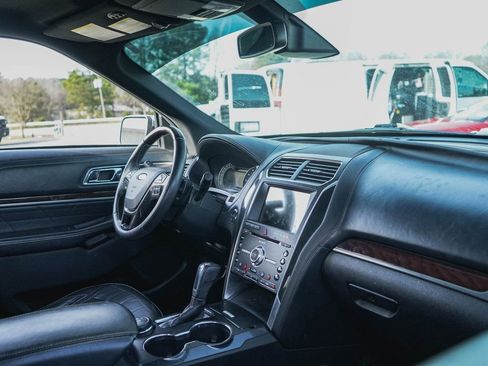 Used 2017 Ford Explorer Platinum image 10